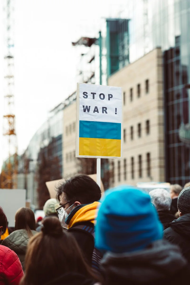 都市题材吃瓜漫画封面，夜景街道与人物剪影